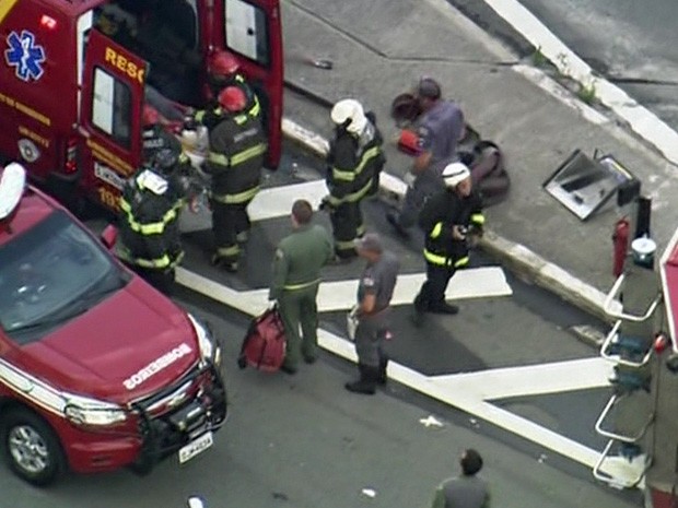 Dois bombeiros, que ficaram presos nas ferragens, se feriram no acidente (Foto: Reprodução/TV Globo)