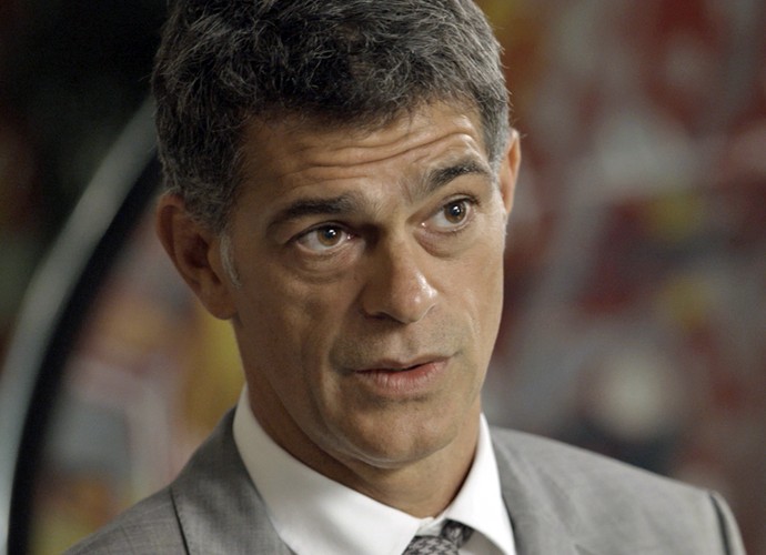 Orlando diz a Atena que ela tem uma oportunidade boa em suas mãos (Foto: TV Globo)