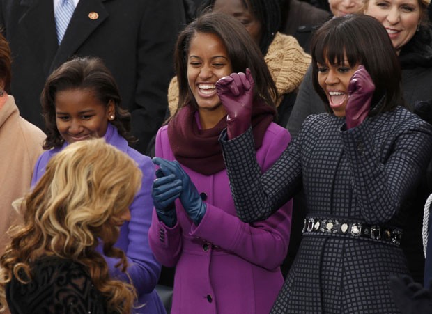 Michelle e suas filhas, Sasha (esq.) e Malia, parabenizam a cantora Beyoncé ao fim da execução do hino americano no Capitólio. (Foto: Kevin Lamarque/Reuters)