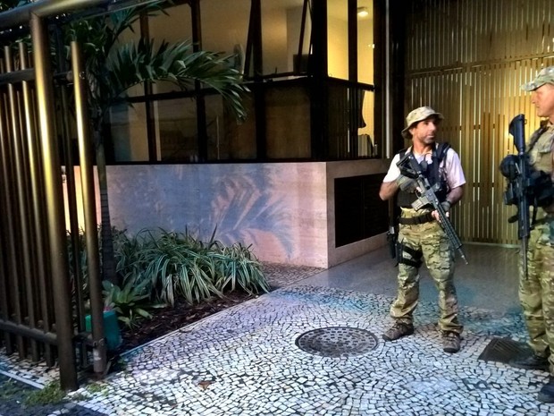 Polícia está na casa do ex-governador Sérgio Cabral (Foto: Carlos Brito / G1)