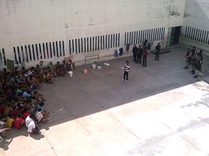 Policiais militares e agentes penitenciários retomaram o controle da Cadeia Pública de Caraúbas (Foto: Divulgação/PM)