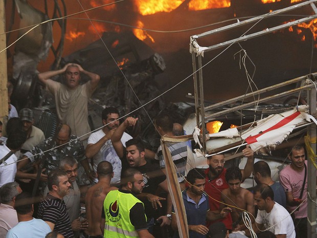 Explosão próximo a um complexo do movimento islâmico Hezbollah em Beirute, capital do Líbano, deixa mortos e feridos. A explosão, em uma área comercial em um subúrbio ao sul da cidade, deixou carros em chamas e provocou o desmoronamento de um prédio. (Foto: Mahmoud Kheir/Reuters)