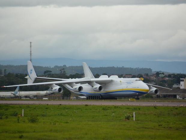 Antonov pousou nesta manhã de segunda-feira (Foto: Roberta Steganha/ G1)