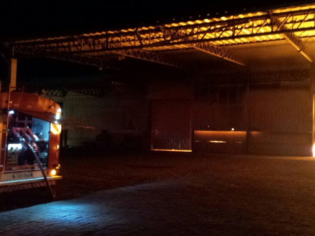 Bombeiros trabalharam durante toda madruga em um Incêndio em Itajaí  (Foto: Corpo de Bombeiros/Divulgação)