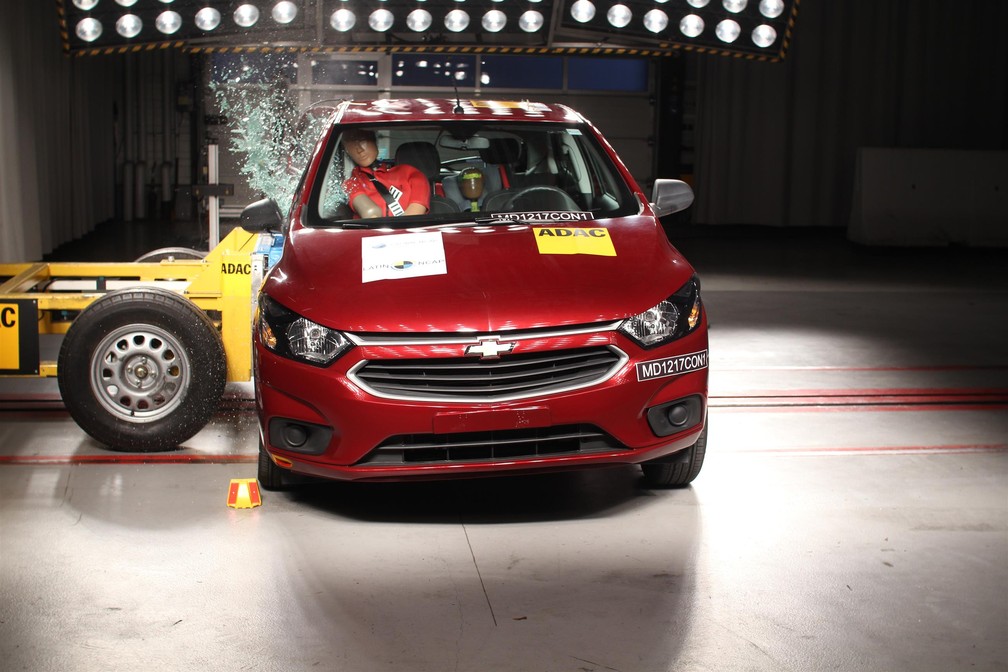 Chevrolet Onix passa por teste de colisão lateral (Foto: Divulgação / Latin NCap)