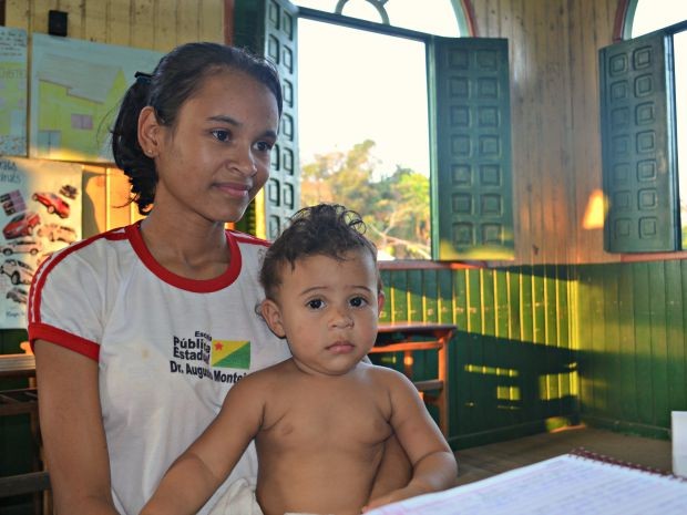 Thiele Pereira, de 20 anos, só vai fazer a prova em 2016. Ela diz maior dificuldade é ter levar o filho para as aulas (Foto: Caio Fulgêncio/G1)