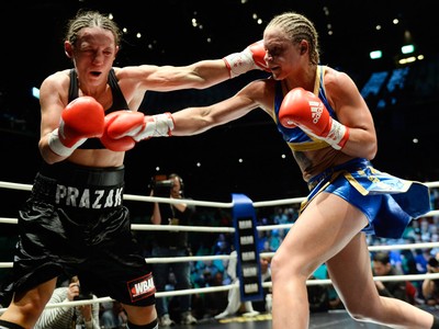 Boxe - Diana Prazak x Frida Walberg (Foto: AP)
