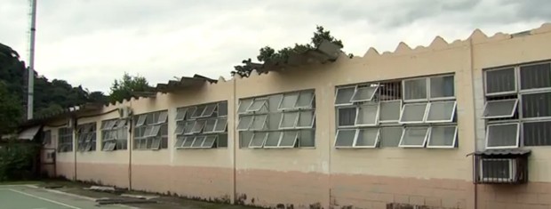 Forte ventania danificou telhados da escola que ficará fechada nesta semana, em Cubatão (Foto: Reprodução/TV Tribuna)