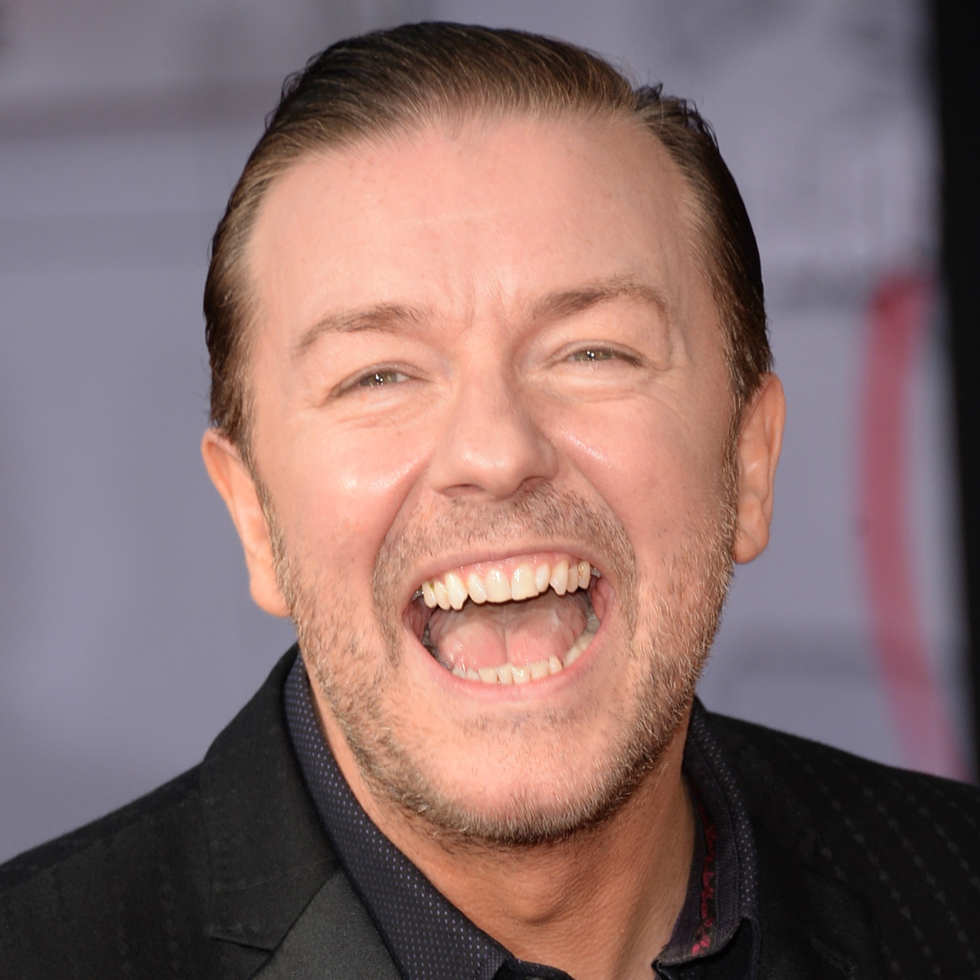 Já o comediante multimídia Ricky Gervais tweetou: "Sério, quem são essas pessoas capazes de apanhar de Justin Bieber? E por que elas admitiriam isso?". (Foto: Getty Images)