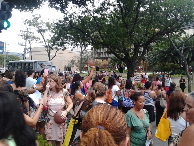 Manifestantes ficaram parados em frente à prefeitura da cidade (Foto: Jhonatan Nunes Dutra/ Vc no G1)