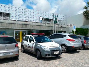 Agência alvo da quadrilha fica na Av. Engenheiro Roberto Freire, em Ponta Negra (Foto: Hugo Andrade/Inter TV Cabugi )