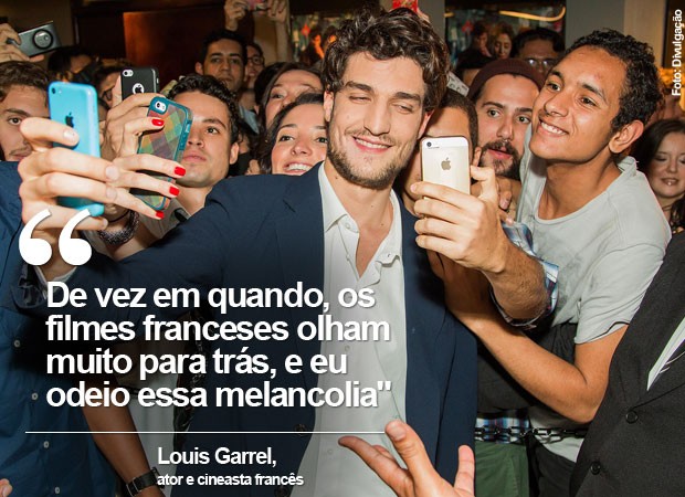 O galã francês Louis Garrel faz selfie com fãs durante lançamento de 'Dois amigos' em São Paulo (Foto: Divulgação)