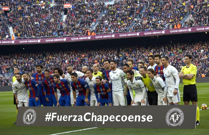 Antes do Superclássico entre Barça e Real, jogadores dos dois times se uniram durante o minuto de silêncio em homenagem às vítimas (Foto: EFE)