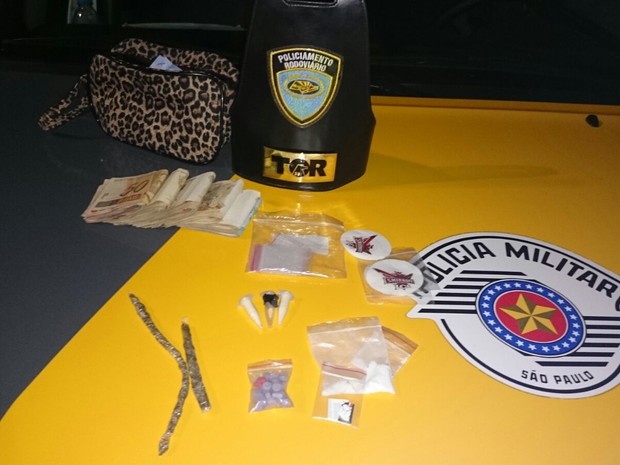 Drogas e dineheiro foi encontrado dentro da mochila de Taynara (Foto: Divulgação/Polícia Militar)