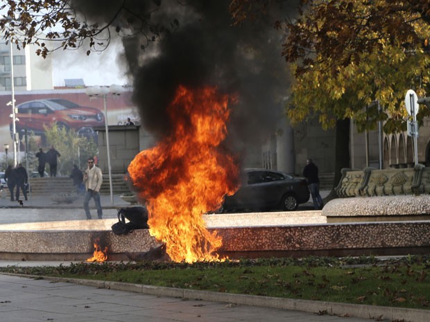 Mulher ateia fogo ao próprio corpo em frente ao parlamento búlgaro em Sófia, na segunda-feira (3) (Foto: AFP Photo/Romeo Cholakov)