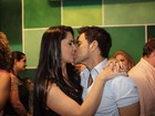 Depois de entrada tumultuada, Zezé troca beijos com Graciele no samba
