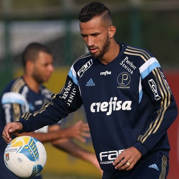 Leandro Pereira e Valdivia treinam com bola ao lado de reservas