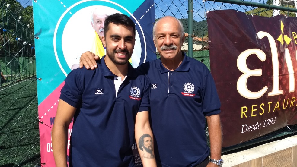 Júnior e o filho Rodrigo Gama na inauguração de escolinha (Foto: Felipe Siqueira)