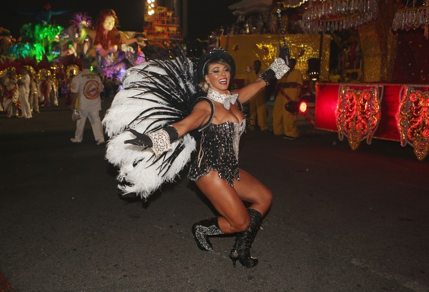 EGO Fabiana Teixeira participa de desfile das campeãs e homenageia