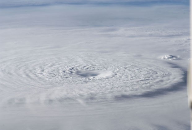 Imagem divulgada pela Nasa nesta terça-feira (40 mostra o tufão Bopha no domingo (2) (Foto: AP)
