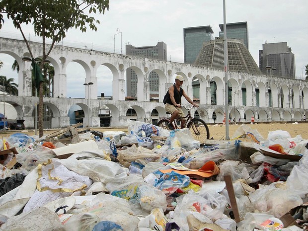 lixo acumulado Rio de Janeiro (Foto: Ale Silva/Futura Press/Estadão Conteúdo)