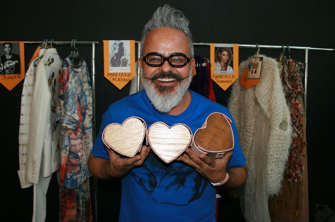 Ronaldo Fraga levou a bolsa de madeira em formato de coração desenvolvida por Enzo e Juliana para um desfile no São Paulo Fashion Week (Foto: Divulgação/Ronaldo Fraga)
