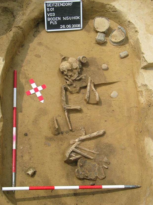 A foto foi tirada em 26 de junho de 2008, logo após o túmulo ser descoberto (Foto: AP Photo/Museum of Ancient History Lower Austria)