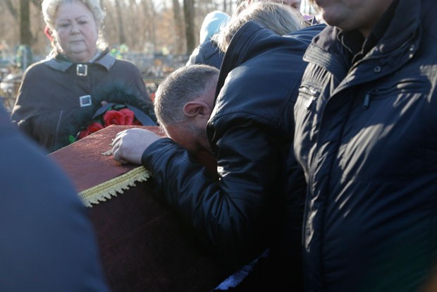 Sobrinho de Nina Lushchenko, uma das vítimas da queda do voo de um avião russo na península do Sinai, no funeral (Foto: Dmitry Lovetsky/AP) Sobrinho de Nina Lushchenko, uma das vítimas da queda do voo de um avião russo na península do Sinai, no funeral (Foto: Dmitry Lovetsky/AP)
