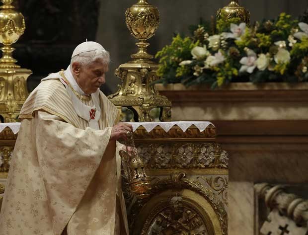 Papa Bento XVI celebra a tradicional Missa do Galo na basílica de São Pedro do Vaticano nesta segunda-feira (24) (Foto: AP)