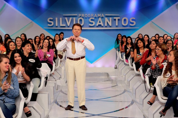 EGO - Sílvio Santos 'causa' ao trocar de roupa no palco e ...