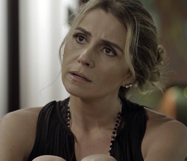 Atena fica surpresa ao ouvir que Romero quer ir embora (Foto: TV Globo)