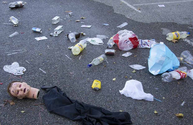 Lixo e restos de fantasias no local do incidente na festa de Halloween nesta quinta-feira (1º) em Madri, na Espanha (Foto: AFP)