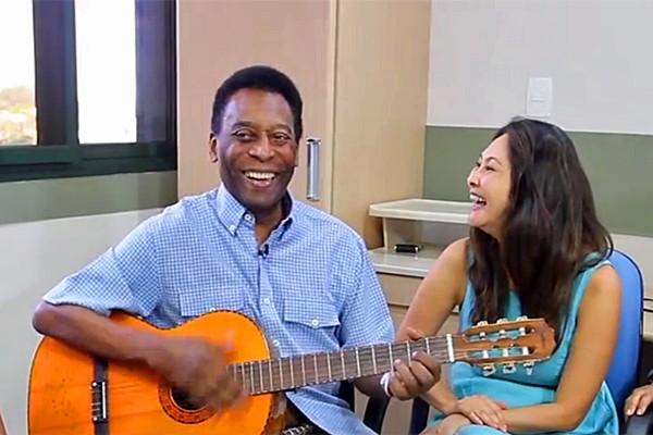 Pelé toca violão no hospital albert Einstein em SP (Foto: Reprodução/Facebook Pelé)