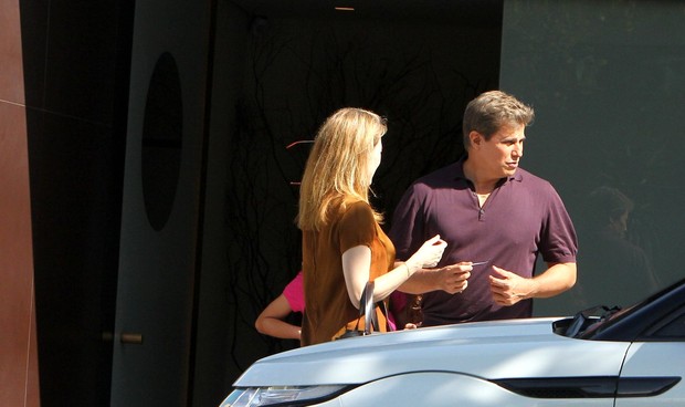 Edson Celulari com a filha e a namorada (Foto: Agnews)