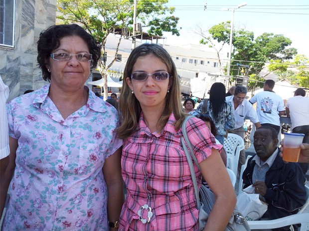 Mãe e filha vieram de Jacareí (SP) para rezar por Nhá Chica. (Foto: Samantha Silva / G1)