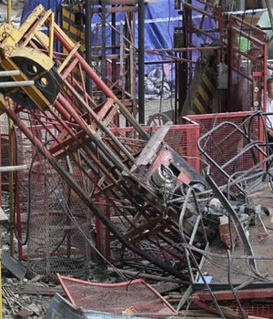 Elevador despenca do 30º andar 
e mata 19 em construção na China (Reuters)