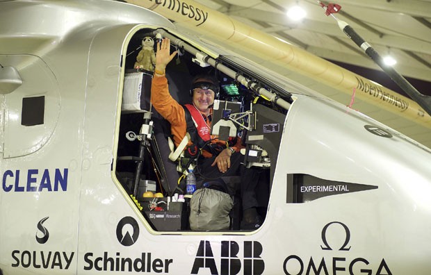 O piloto suíço Andre Borschberg acena antes de decolar com o Solar Impulse 2 da China. Ele faria uma etapa de seis dias da viagem, mas teve que pousar no Japão devido ao mau tempo (Foto: Chinatopix via AP)