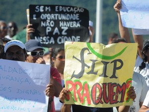 Manifestante pergunta 'Flip para quem?' durante a manifestação deste sábado (6) em Paraty (Foto: Flavio Moraes/G1)