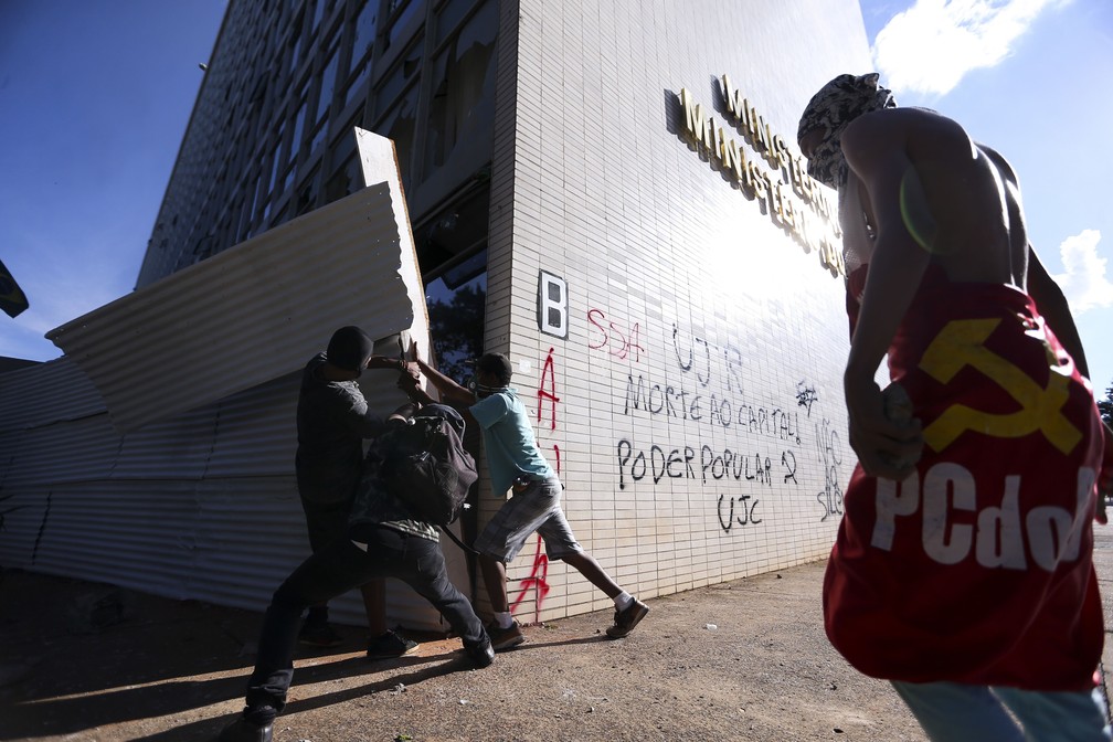 Manifestantes durante protesto contra o governo do presidente Michel Temer, em Brasília (Foto: Marcelo Camargo/Agência Brasil)