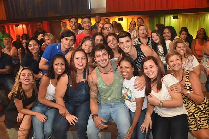 Renan posa com a plateia no dia de sua Eliminação (Foto: Foto: Leonardo Simplício/TV Globo)