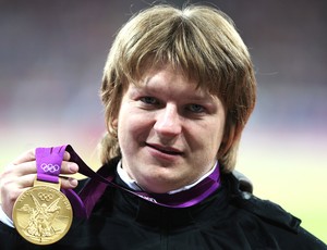 Nadzeya Ostapchuk com a medalha do arremesso de peso em Londres (Foto: Getty Images)