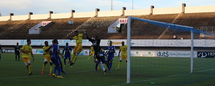 Cene se lança ao ataque em busca do gol de empate (Foto: Fernando Henryque/GloboEsporte.com)