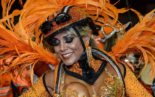 A ex-BBB Fabiana Teixeira no desfile da Tom Maior