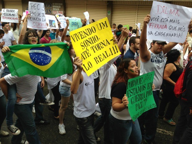 Jovens protestam nas ruas de Caruaru, no Agreste de Pernambuco. (Foto: Carlos Plácido/TV Asa Branca)