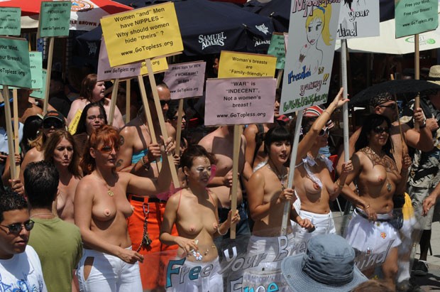 Foto de 2009 mostra mulheres protestando no “Dia Nacional em prol do Topless” em Venice Beach, praia de Los Angeles (Foto: Mark Ralston/AFP)