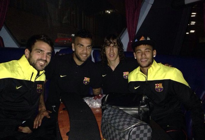 Neymar e jogadores do Barcelona de noite (Foto: Reprodução / Facebook)