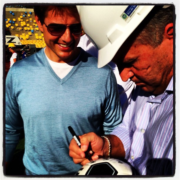 Zico autografa camisa para Tom Cruise (Foto: Reprodução/ Instagram) Zico autografa camisa para Tom Cruise (Foto: Reprodução/ Instagram)