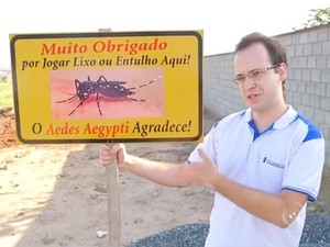 Placa feita por um morador em terreno com entulho  (Foto: Reprodução/TV TEM)