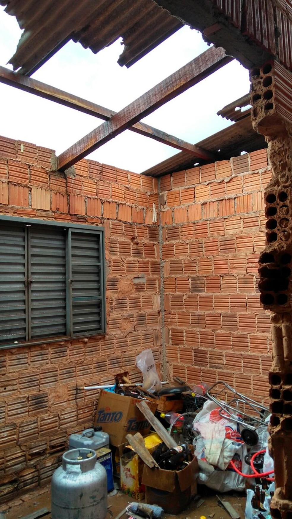 Casas ficaram destelhadas por causa do temporal em Dracena (Foto: Assessoria de Comunicação/Prefeitura de Dracena)