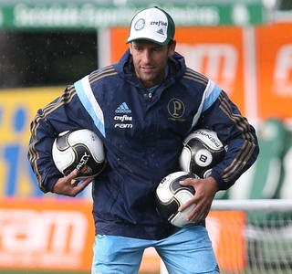 Estudioso, Valentim busca credencial no Palmeiras de olho no futuro